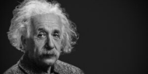 Albert Einstein, (14 Mart 1879 - 18 Nisan 1955), Almanya doğumlu Yahudi teorik fizikçidir. Fizik ve matematik alanında yaptığı çalışmalar sayesinde 1921 yılında Nobel Fizik Ödülü'nü kazandı.